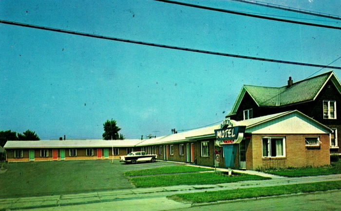 Bilt-Mor Motel - Old Post Card (newer photo)